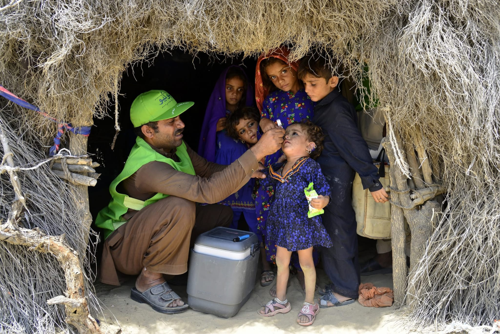 polio vaccination in community by a volunteer